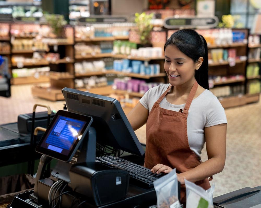 cashier using POS system for better cash management