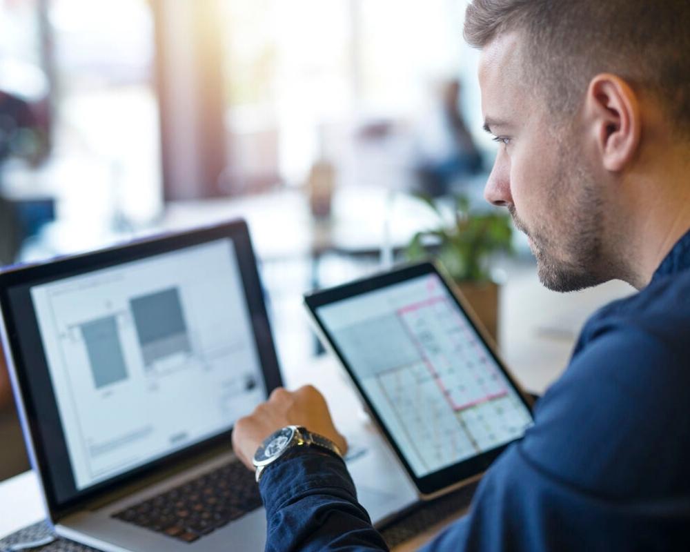 financial employee managing cash on computer